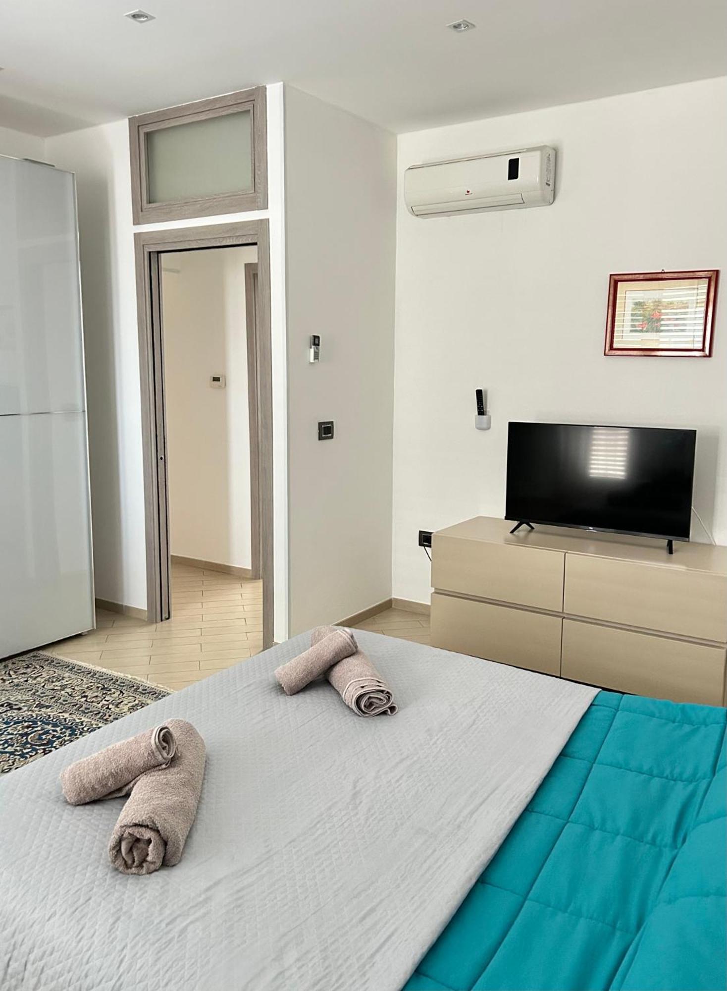 Refresh House Apartment Brindisi Bagian luar foto